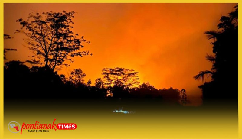 Lahan terbakar, langit memerah. Begini kondisi Karhutla di Desa Sekuduk Kecamatan Sejangkung Kabupaten Sambas, Kalimanta Barat.