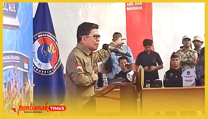 Bupati Sambas H Satono menyampaikan sambutan saat soft launching reaktivasi PLB Temaju-Teluk Melano, Jumat (21/8/2026)