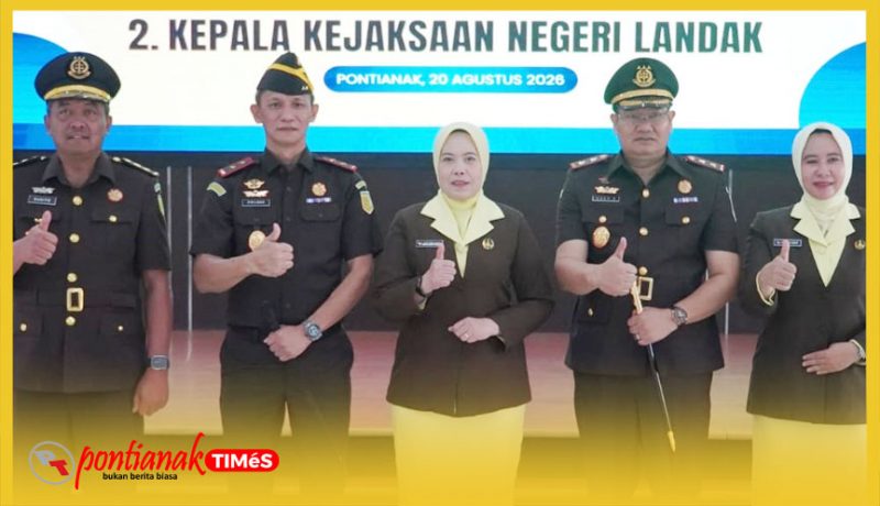 Kepala Kejaksaan Tinggi Kalimantan Barat Dr. Emilwan Ridwan melantik dan mengambil sumpah jabatan Sugito, S.H. sebagai Asisten Pemulihan Aset Kejati Kalbar dan Asep Sunarsa, S.H., M.H. sebagai Kepala Kejaksaan Negeri Landak, Kamis (20/8/2026).