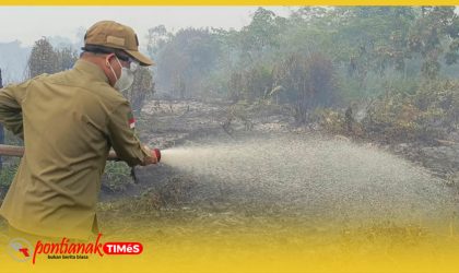 Bupati Sambas H. Satono turut memantau dan memadamkan kebakaran hutan dan lahan (Karhutla) di Desa Tri Mandayan, Kecamatan Teluk Keramat.