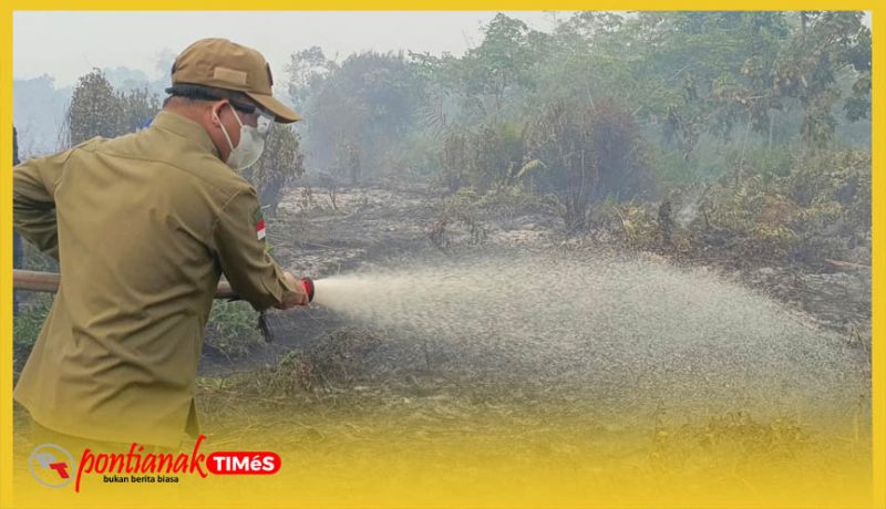 Bupati Sambas H. Satono turut memantau dan memadamkan kebakaran hutan dan lahan (Karhutla) di Desa Tri Mandayan, Kecamatan Teluk Keramat.