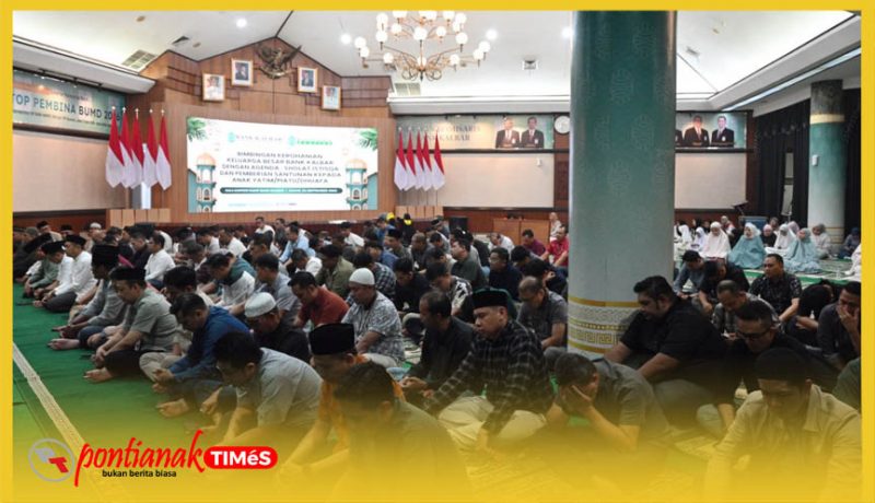 Keluarga besar Bank Kalbar menggelar salat istisqa, dilanjutkan dengan santunan untuk yatim piatu dan dhuafa.