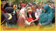 Bupati Sambas H. Satono berdialog dengan warga saat penyerahan paket gratis sembako di Desa Sendoyan, Kecamatan Sejangkung, Jumat (11/9/2026).