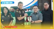 Ketua DPRD Kalbar Aloysius dan Wakil Ketua Prabasa Anantatur bersama Kajati Kalbar Emilwan Ridwan dan Wakajati Laksmi Indriyah Rohmulyati.
