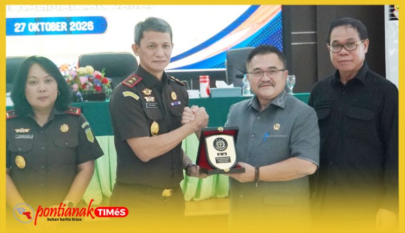 Ketua DPRD Kalbar Aloysius dan Wakil Ketua Prabasa Anantatur bersama Kajati Kalbar Emilwan Ridwan dan Wakajati Laksmi Indriyah Rohmulyati.
