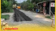 Proses pengerjaan ruas Jalan Sungai Baru - Seberkah, Kecamatan Teluk Keramatan Kabupaten Sambas, Kalimantan Barat.