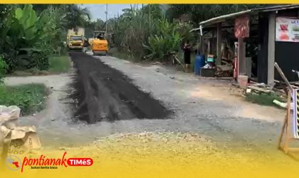 Proses pengerjaan ruas Jalan Sungai Baru - Seberkah, Kecamatan Teluk Keramatan Kabupaten Sambas, Kalimantan Barat.