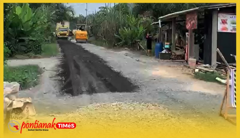 Proses pengerjaan ruas Jalan Sungai Baru - Seberkah, Kecamatan Teluk Keramatan Kabupaten Sambas, Kalimantan Barat.