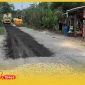 Proses pengerjaan ruas Jalan Sungai Baru - Seberkah, Kecamatan Teluk Keramatan Kabupaten Sambas, Kalimantan Barat.