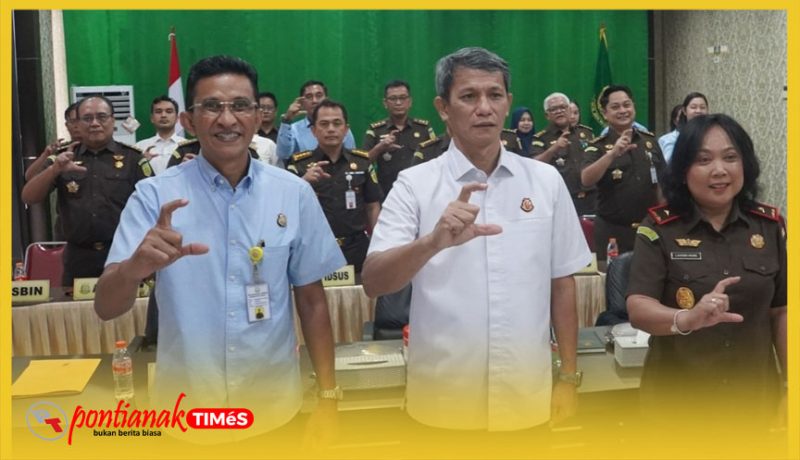 Kepala Kejati Kalbar Dr. Emilwan Ridwan memimpin peluncuran di Ruang Vicon Lantai 4 Kejati Kalbar, Selasa (6/10/2026). 