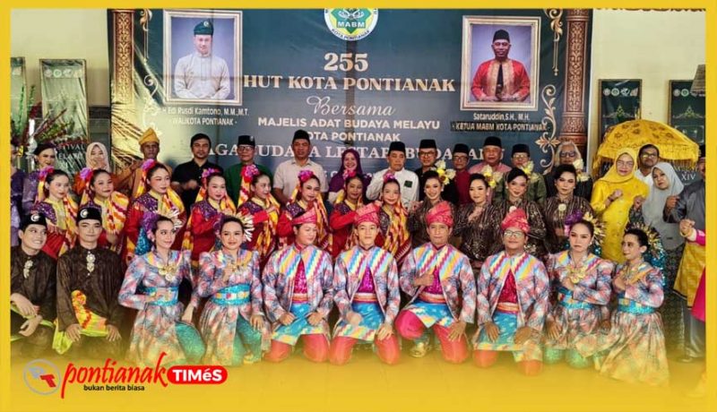 Ketua MABM Kota Pontianak, Satarudin, SH, MH bersama Kontingen Pontianak yang siap melaju ke Festival Budaya Melayu IV, Kamis (22/10/2026) di Balai Saji Rumah Adat Melayu Jala Sutan Syahrir Pontianak.