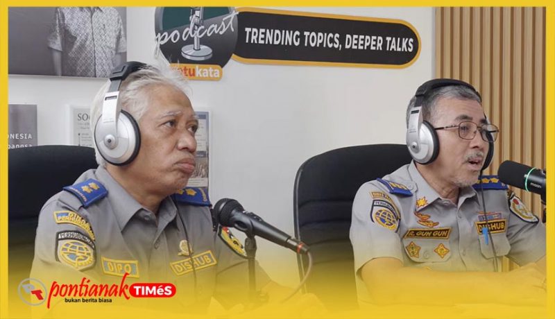 Kabid Lalu Lintas Dinas Perhubungan Provinsi Kalimantan Barat, R. Gun Gun Mulyawan S dan Muhammad Dipo Alam, Kepala Seksi Manajemen dan Rekayasa Lalu Lintas (MRLL) di Studio Podcast Satukata.