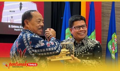 Bupati Sambas, H. Satono salam komando bersama Bupati Sanggau, Yohanes Ontot sesaat penyerahan cinderamata, Kamis (29/10/2026).