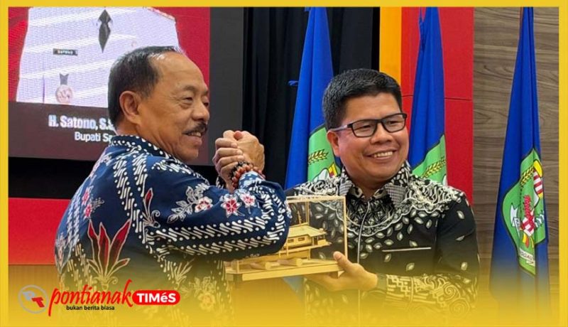 Bupati Sambas, H. Satono salam komando bersama Bupati Sanggau, Yohanes Ontot sesaat penyerahan cinderamata, Kamis (29/10/2026).