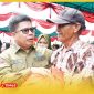 Bupati Sambas, H. Satono menyapa ramah warga pada pembagian paket sembako gratis dalam kegiatan Pasar Murah Kecamatan Tangaran, Senin (19/10/2026).