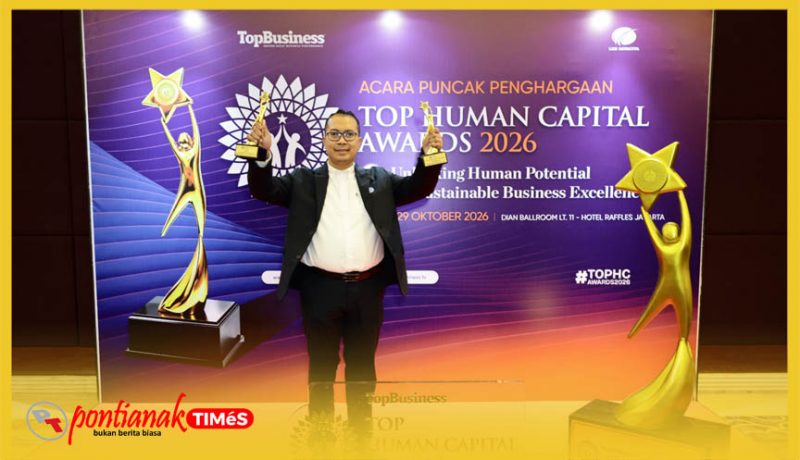 Kepala Divisi Sumber Daya Manusia Bank Kalbar, Edy Kusnadi mengangkat trofi TOP Human Capital Awards 2026 #5 Stars