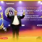 Kepala Divisi Sumber Daya Manusia Bank Kalbar, Edy Kusnadi mengangkat trofi TOP Human Capital Awards 2026 #5 Stars