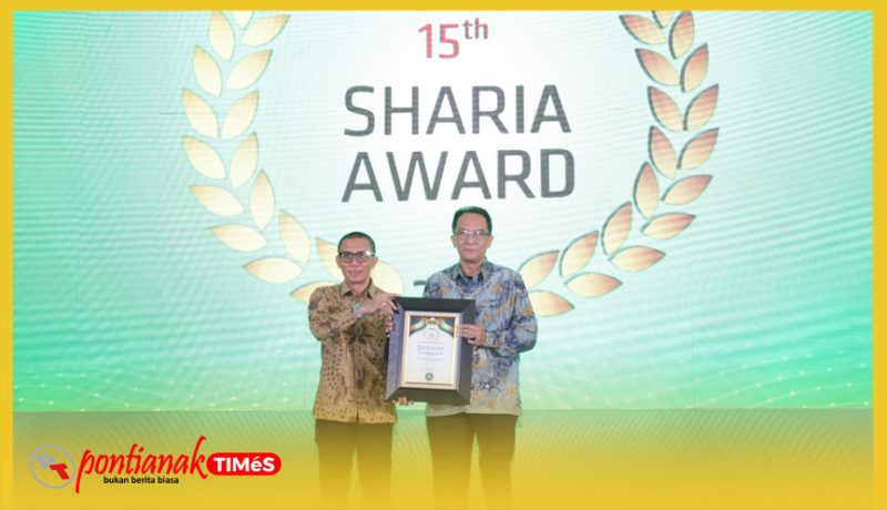 Direktur Kepatuhan Bank Kalbar, R.S.M. Al Amin, B.A mewakili perusahaan, menerima peghargaan The Excellent Performance Banking Sharia Business Unit 2026.