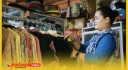 Pemilik Galeri Sintang, Sumjulia memperlihatkan produk tenu ikat yang mendapat bantuan dari Bank Kalbar.