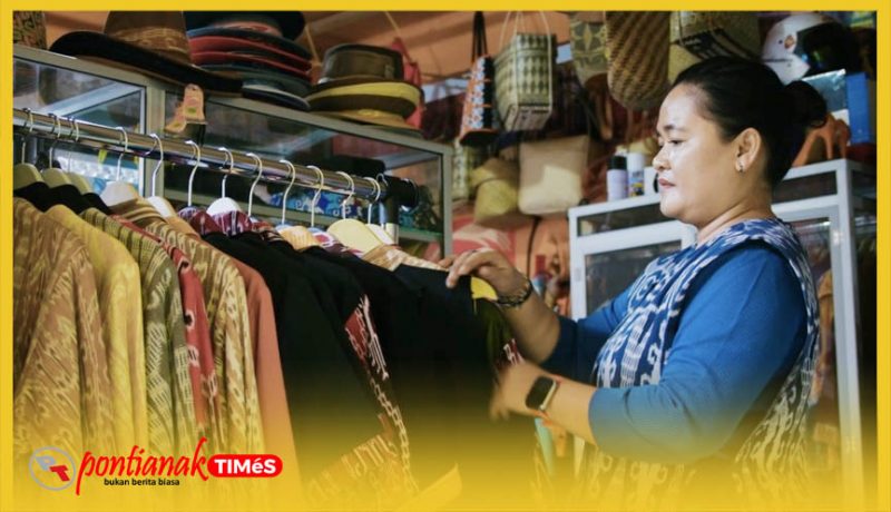 Pemilik Galeri Sintang, Sumjulia memperlihatkan produk tenu ikat yang mendapat bantuan dari Bank Kalbar.